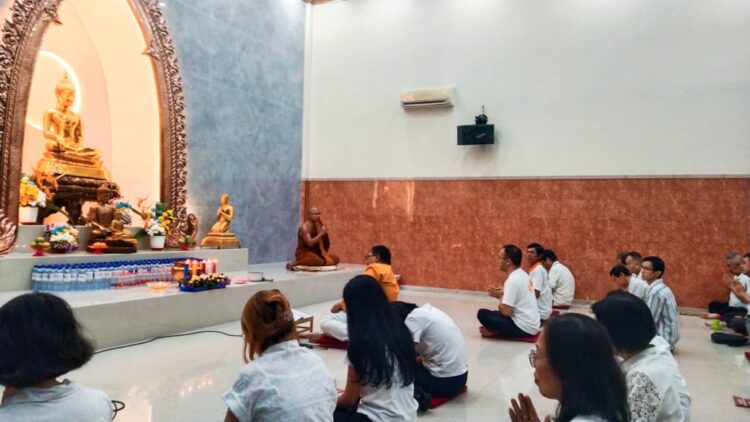 Puluhan Umat Buddha Khidmat Rayakan Tri-Suci Waisak di Vihara Bodhi Dharma