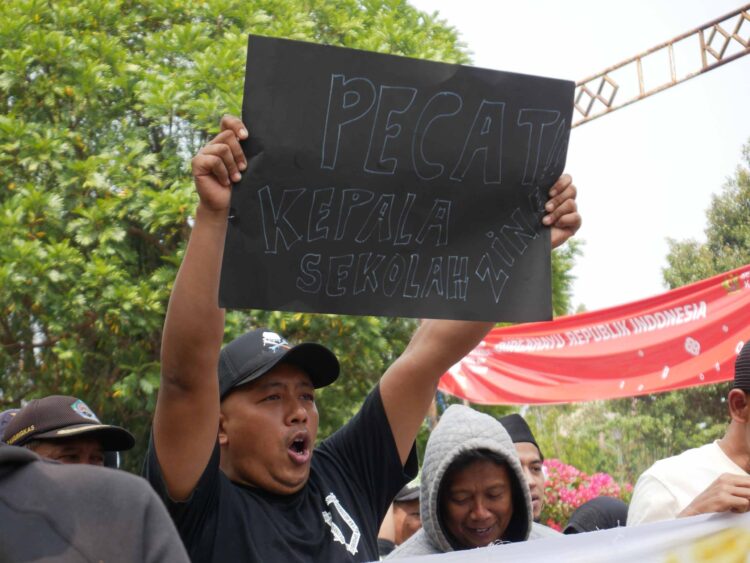 Warga Tuntut PTDH Guru Imbas Dugaan Asusila di Sekolah